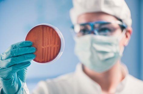 Septicemia şi bacteriile rezistente la antibiotice, în vizorul cercetătorilor din Europa. Proiectul, coordonat de un medic de origine română