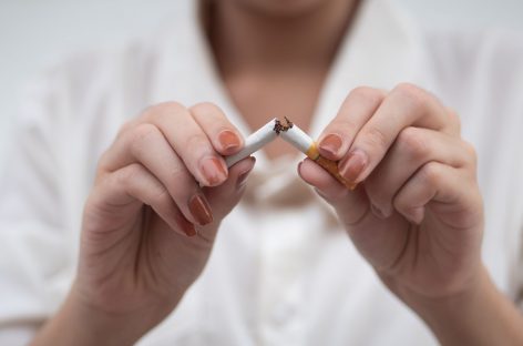 Avertismentul specialiștilor pentru cei care nu se lasă de fumat pentru a se menține slabi: Fumatul poate crește grăsimea abdominală