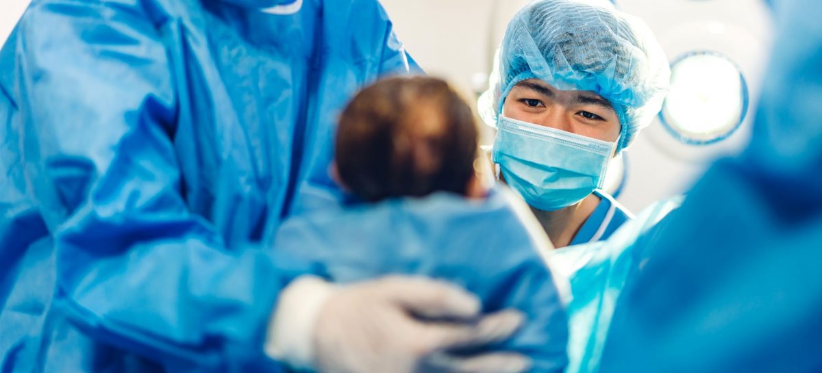 Premieră medicală: O operație de pionierat realizată în UK combină chirurgia cancerului și cezariana