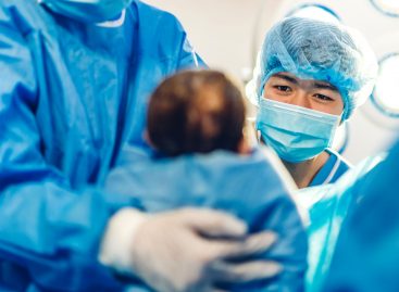 Premieră medicală: O operație de pionierat realizată în UK combină chirurgia cancerului și cezariana