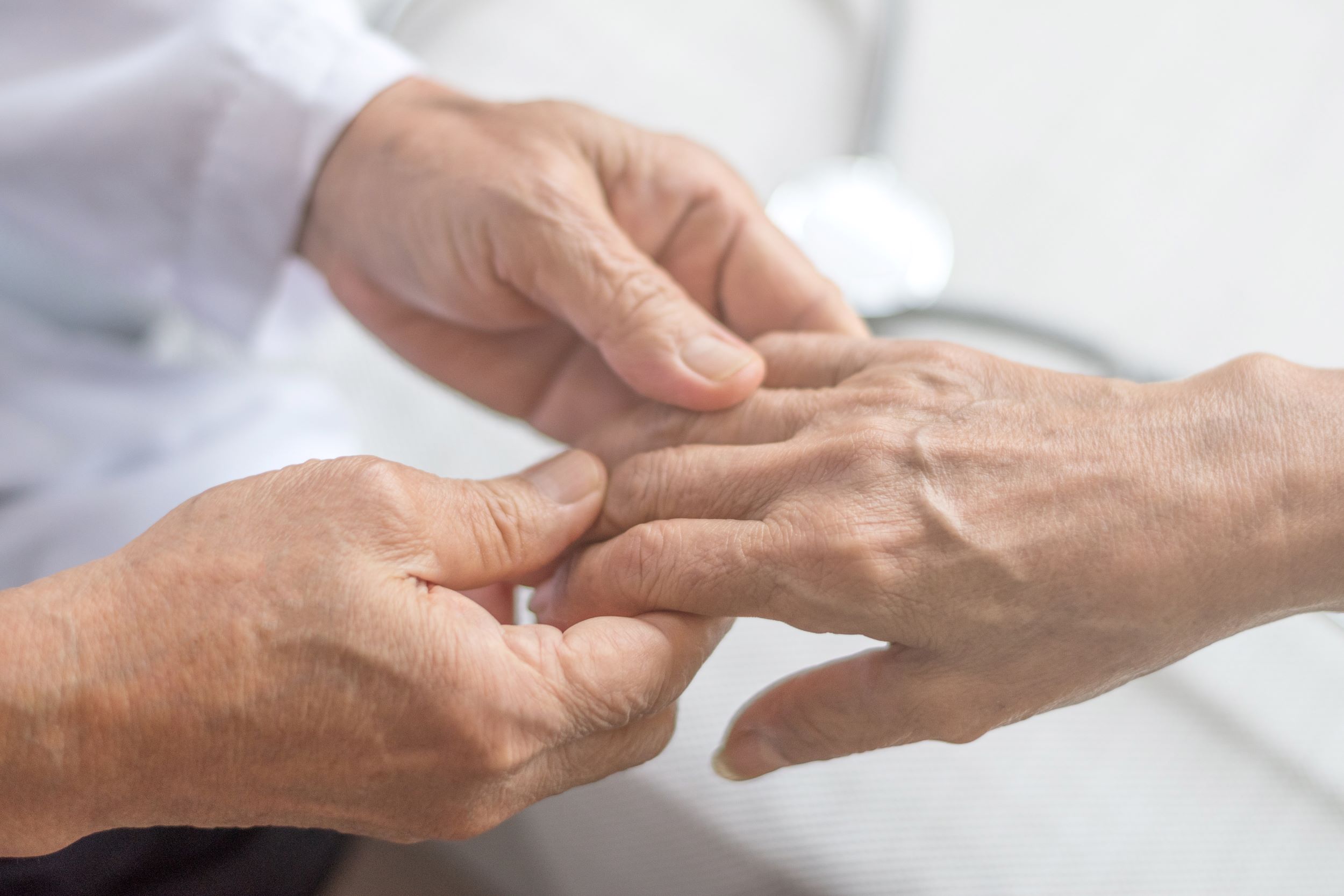 Testele clinice cu un nou medicament experimental furnizează rezultate pozitive în încetinirea progresiei rapide a bolii Parkinson