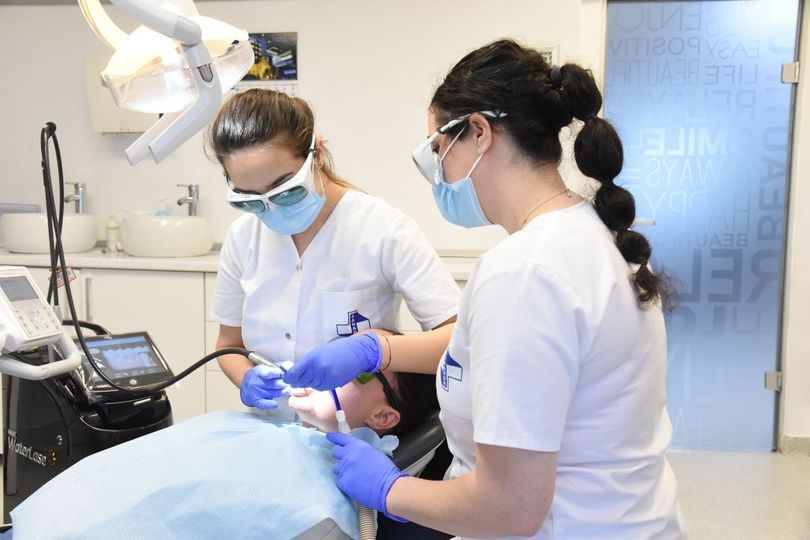 Diagnostic rapid şi tratament modern pentru afecţiuni gingivale, la Clinica de Stomatologie SANADOR