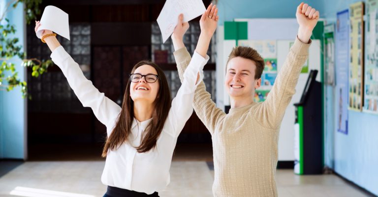 Adolescenţii români, printre cei mai fericiţi din Europa, sugerează un raport. Care este ţara în care experţii semnalează o „recesiune a fericirii”