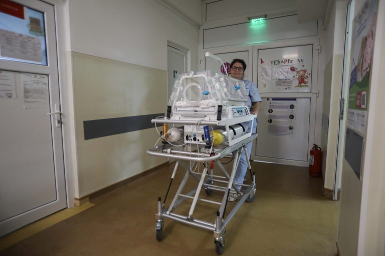 Ziua Mondială a Prematurităţii 2024. Scade alarmant numărul naşterilor în România, iar părinţii cer „acces la îngrijire medicală de calitate pentru copiii lor”